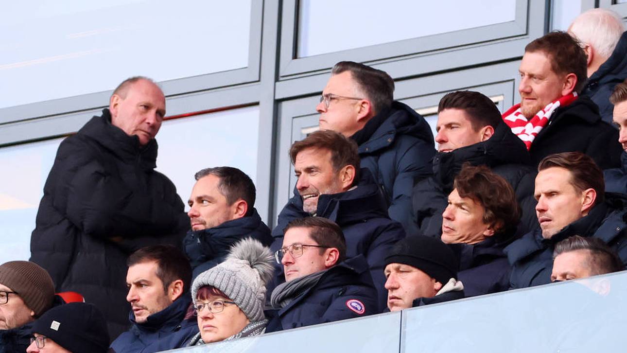 Jürgen Klopp zwischen Marcel Schäfer (li.) und Mario Gomez (re.)