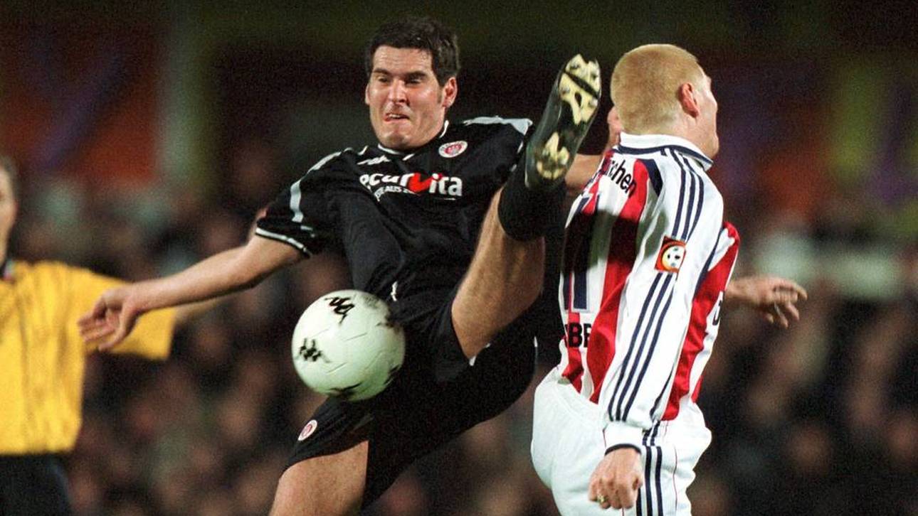 Thomas Meggle im Zweikampf mit Stefan Effenberg beim berühmten Besieger-Spiel 2002