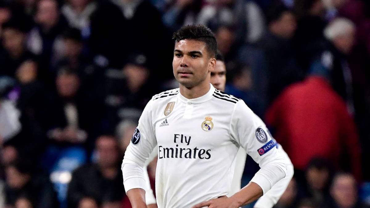 Der brasilianische Nationalspieler Casemiro von Real Madrid ist am Samstagabend während des Derbys bei Atletico Opfer eines Raubüberfalls auf seine Villa im Nobelviertel Moraleja geworden. Das geht aus übereinstimmenden spanischen Medienberichten hervor