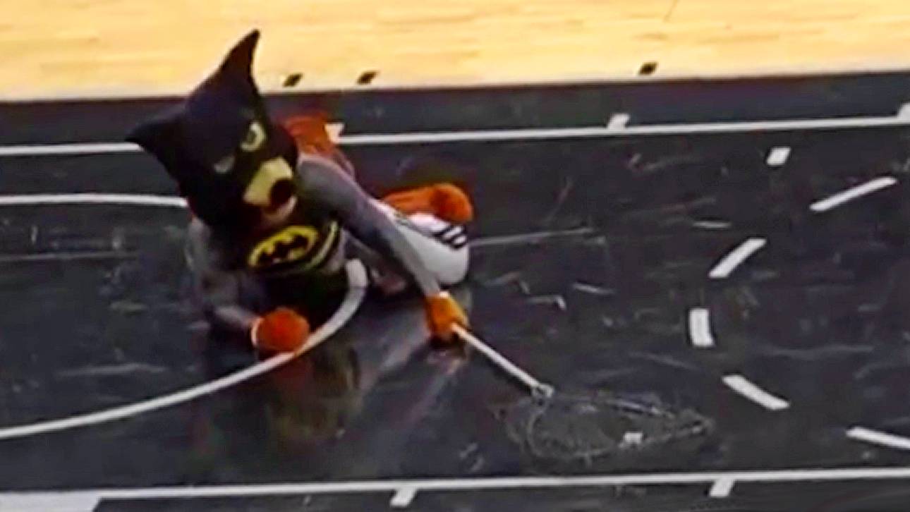 Spurs-Maskottchen jagt Fledermaus