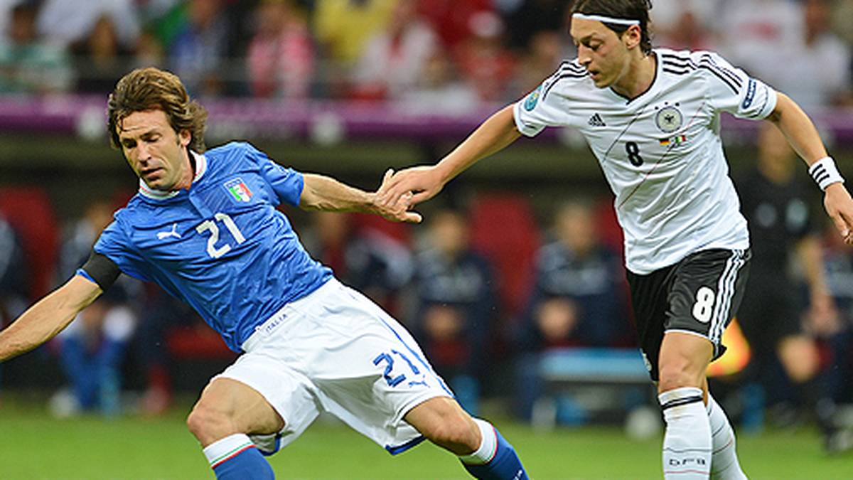 Nach dem Titel geht es weiter zur EM nach Polen und in die Ukraine. Mit dem DFB-Team marschiert der Nationalspieler bis ins Halbfinale. Dort trifft das Team von Jogi Löw auf Italien und Mastermind Andrea Pirlo.