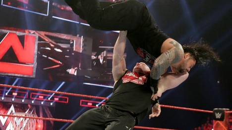 Brock Lesnar (u.) verpasste Roman Reigns bei WWE Monday Night RAW den F5