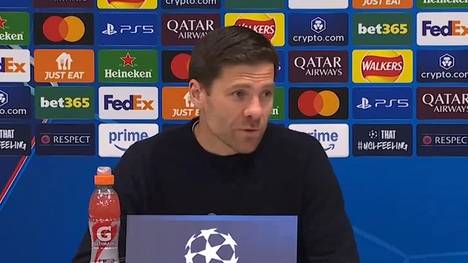 Leverkusens Trainer Xabi Alonso analysiert nach der 0:4-Pleite gegen Liverpool Verbesserungsmöglichkeiten. In schwierigen Momenten sei schöner Fußball nicht immer möglich, so der Spanier.