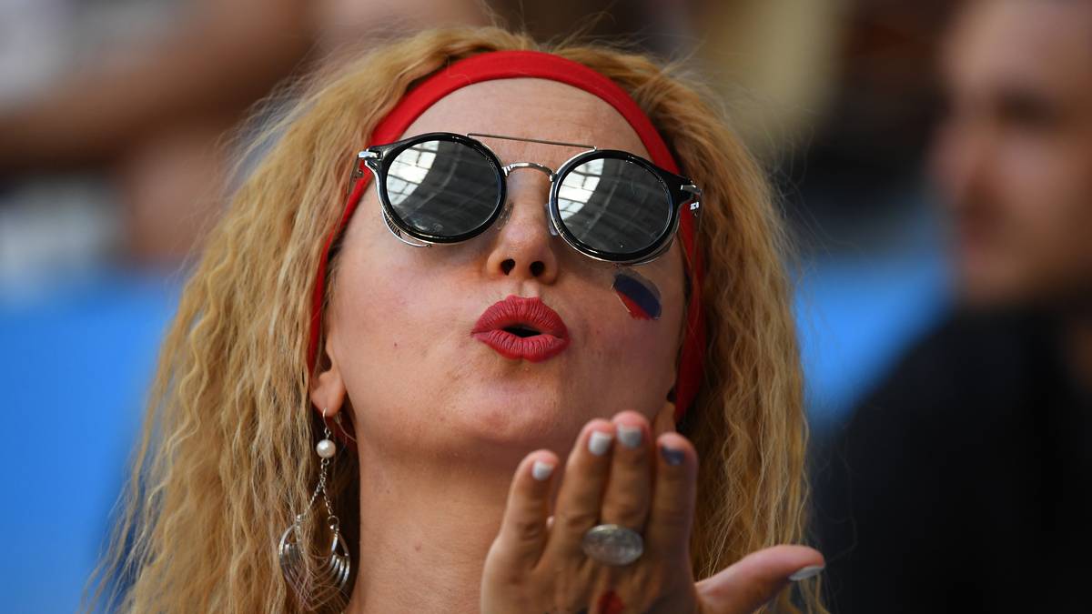 Ein Küsschen für die Kamera. Diese Serbin wirkt zufrieden