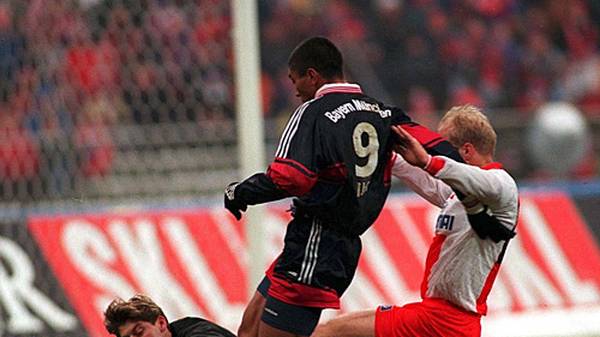 Den 2. Platz teilen sich gleich drei Spieler. Am 31. Januar 1998 ist Giovane Elber (M.) im Münchner Olympiastadion schon nach elf Sekunden zur Stelle und bringt den FC Bayern beim 3:0 über den Hamburger SV auf die Siegesstraße