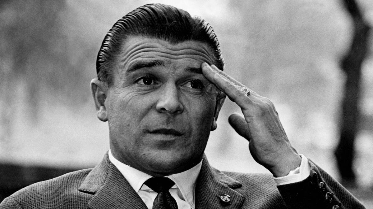 PLATZ 12: FERENC PUSKAS - In den Fünfzigern der Anführer der ungarischen Nationalmannschaft, die damals als beste der Welt galt, bei der WM 1954 aber überraschend Deutschland den Titel überlassen musste. Unglaubliche Torquote für Budapest und Real Madrid: 513 Tore in 528 Spielen, 84 Treffer in 85 Länderspielen. Dreimal Europapokalsieger der Landesmeister mit Real