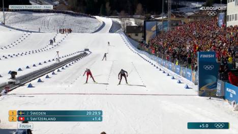 Im Teamsprint gewinnen Laura Gimmler und Coletta Rydzek die langersehnte Medaille im Langlauf. Das Duo sprintet am Ende zu Bronze. 