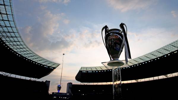 Pokal der Champions League im Olympiastadion Berlin