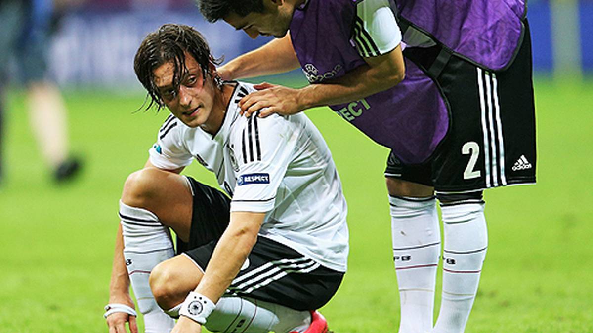 Statt Jubel und Finaleinzug setzt es trotz des verwandelten Elfmeters von Özil eine 1:2-Pleite. Der Nationalspieler ist am Boden zerstört