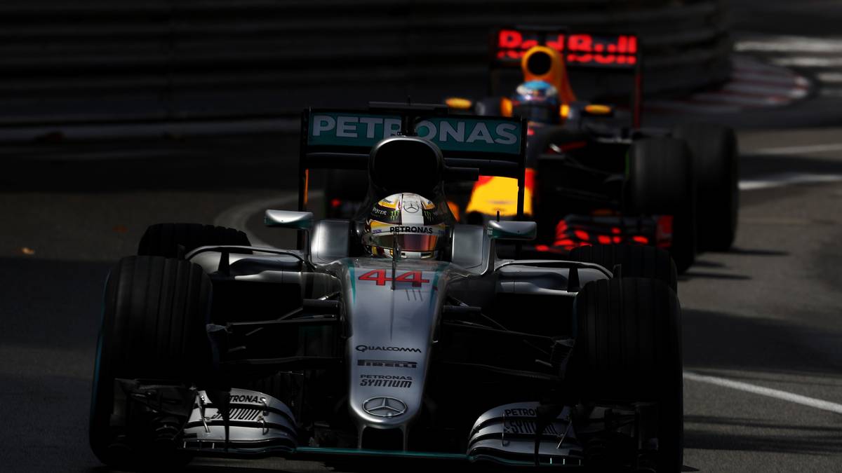 Die Ausbremsaktion gegen Ricciardo in der Hafenschikane Mitte des Rennens ist grenzwertig, aber wenn die Rennleitung nichts zu beanstanden hat, geht das wohl in Ordnung. Ricciardo hat mit seiner Nichtbeachtung von Hamilton bei der Siegerehrung deutlich gemacht, was er davon hielt. Da war einer mal richtig sauer!