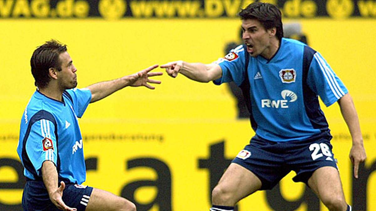 Ulf Kirsten (l.) erwischt am 30. März 2002 auf dem Betzenberg ebenfalls einen Blitzstart. Leverkusens Torjäger vom Dienst schlägt schon nach elf Sekunden zu und feiert seinen Treffer mit Teamkollege Zoltan Sebescen. Am Ende schlägt Bayer den 1. FC Kaiserslautern mit 4:2
                  