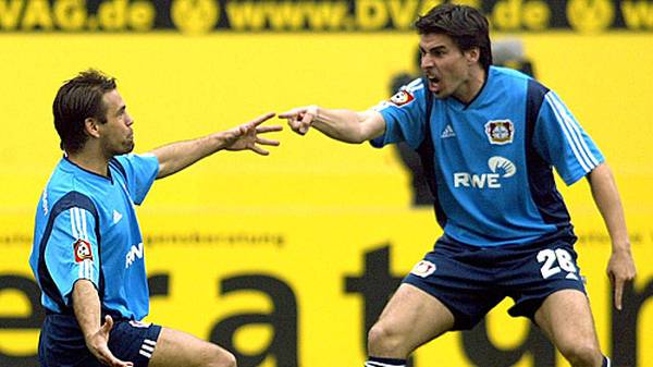 Ulf Kirsten (l.) erwischt am 30. März 2002 auf dem Betzenberg ebenfalls einen Blitzstart. Leverkusens Torjäger vom Dienst schlägt schon nach elf Sekunden zu und feiert seinen Treffer mit Teamkollege Zoltan Sebescen. Am Ende schlägt Bayer den 1. FC Kaiserslautern mit 4:2