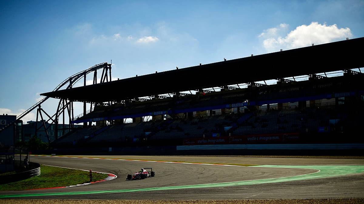 NÜRBURGING: Der legendäre Nürburgring kann sich die Formel 1 seit 2013 nicht mehr leisten. Für das Land Rheinland-Pfalz entwickelte sich die Renn-Arena zum Finanzloch: 2009 startete ein Großprojekt -  geplant war ein moderner Motorsport-und Freizeitpark auf dem Gelände. Daraus wurde nichts - es entstand lediglich ein "Renn-Racer", der bis heute niemals fuhr und 10 Millionen Euro Baukosten verschlang