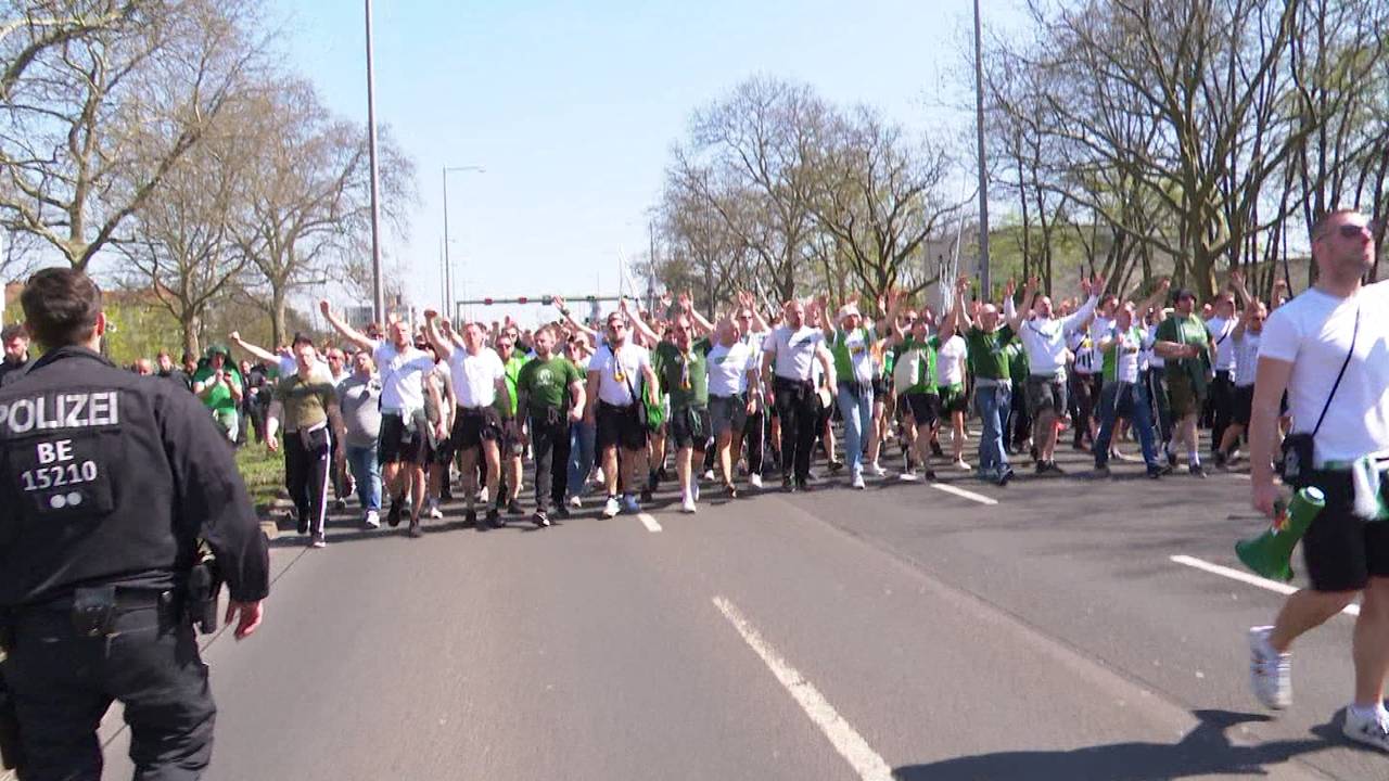 Vor Duell gegen die Hertha: 10 000 Werder-Fans färben Berlin grün-weiß