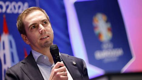 Philipp Lahm zeigt sich nach dem blamablen Aus der deutschen Nationalmannschaft bei der WM in Katar bestürzt. Der Ex-Weltmeister übt auch an Bundestrainer Hansi Flick Kritik.
