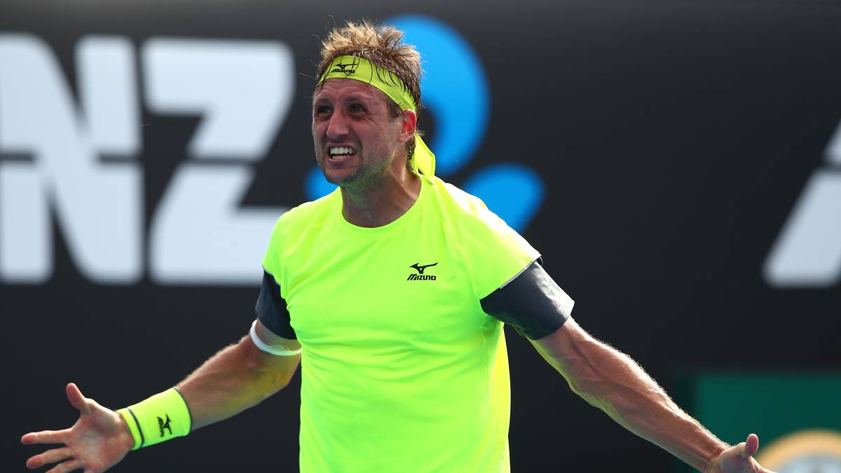 ...den entscheidenden Durchgang holte sich aber Sandgren, der zuvor nie über die erste Runde eines Grand Slam Turniers hinaus gekommen war. Dementsprechend perplex reagierte der 26-Jährige auch auf seinen Coup: "Es fühlt sich nicht real an, aber wenn ihr alle da seid, ist es wahrscheinlich kein Traum"