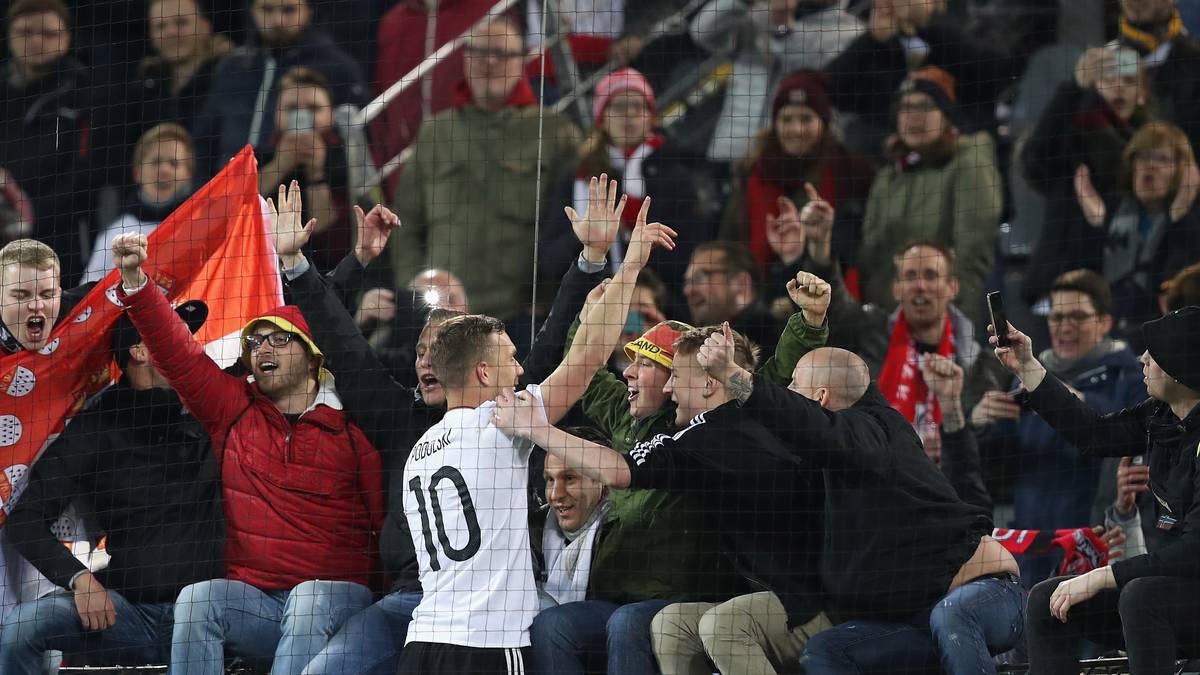 Podolski geht zu seinen Fans...