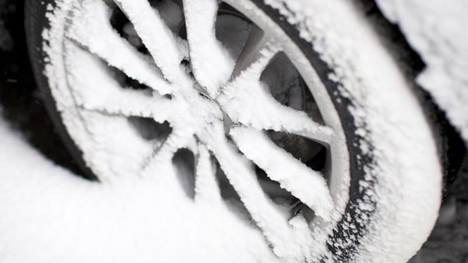 In unterschiedlichen EU-Staaten gelten unterschiedliche Vorgaben, was die Bereifung von Autos angeht. Bei Schnee und Eis sind in Deutschland Winterreifen jedoch zwingend erforderlich