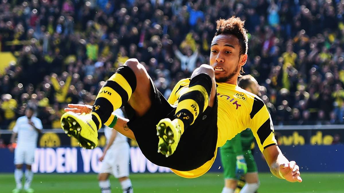 Der Gabuner feiert seinen Treffer akrobatisch