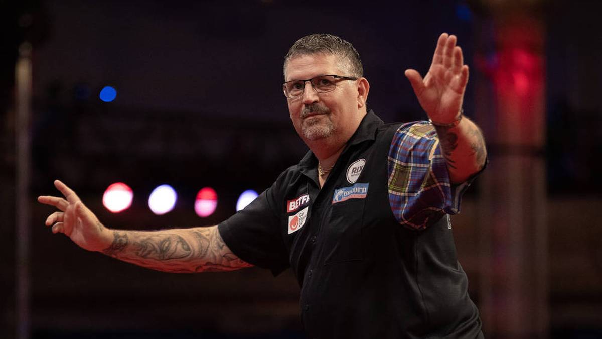Der "Flying Scotsman" spielt 2024 den höchsten Drei-Dart-Average aller Spieler. Anderson ist nur einer von drei Weltmeistern, denen die Titelverteidigung bei der PDC gelang. Der Schotte triumphierte 2015 und 2016. 