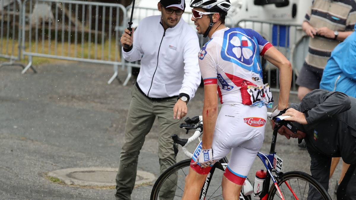 Mit dem einsetzenden Regen kommt es zu vielen Stürzen. Auch Steve Morabito erwischt es