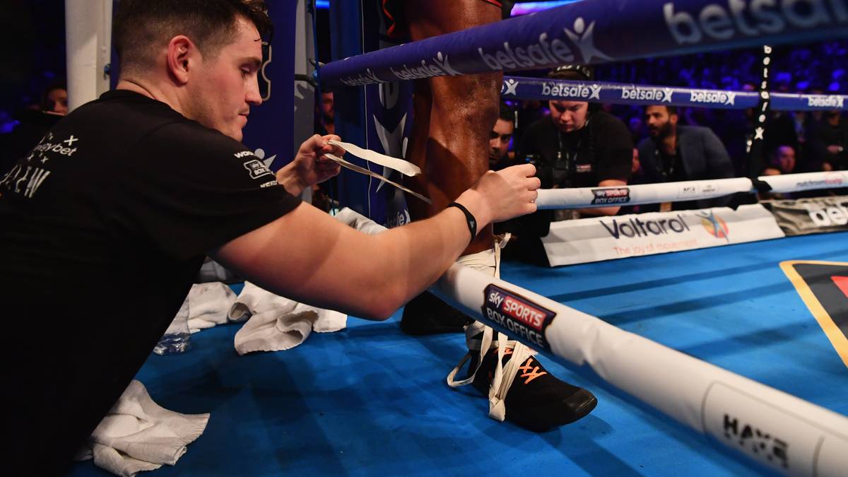 Zu allem Übel verletzte sich Haye in der sechsten Runde auch noch an der Achillessehne. Trainer Shane McGuigan behandelte die Verletzung zwischen den Runden