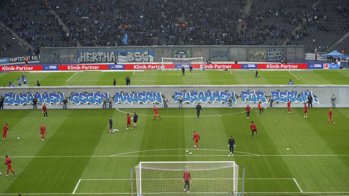 Beim Aufwärmen sind beide Teams blickdicht getrennt und machen sich jeweils im Schatten der Mauer warm