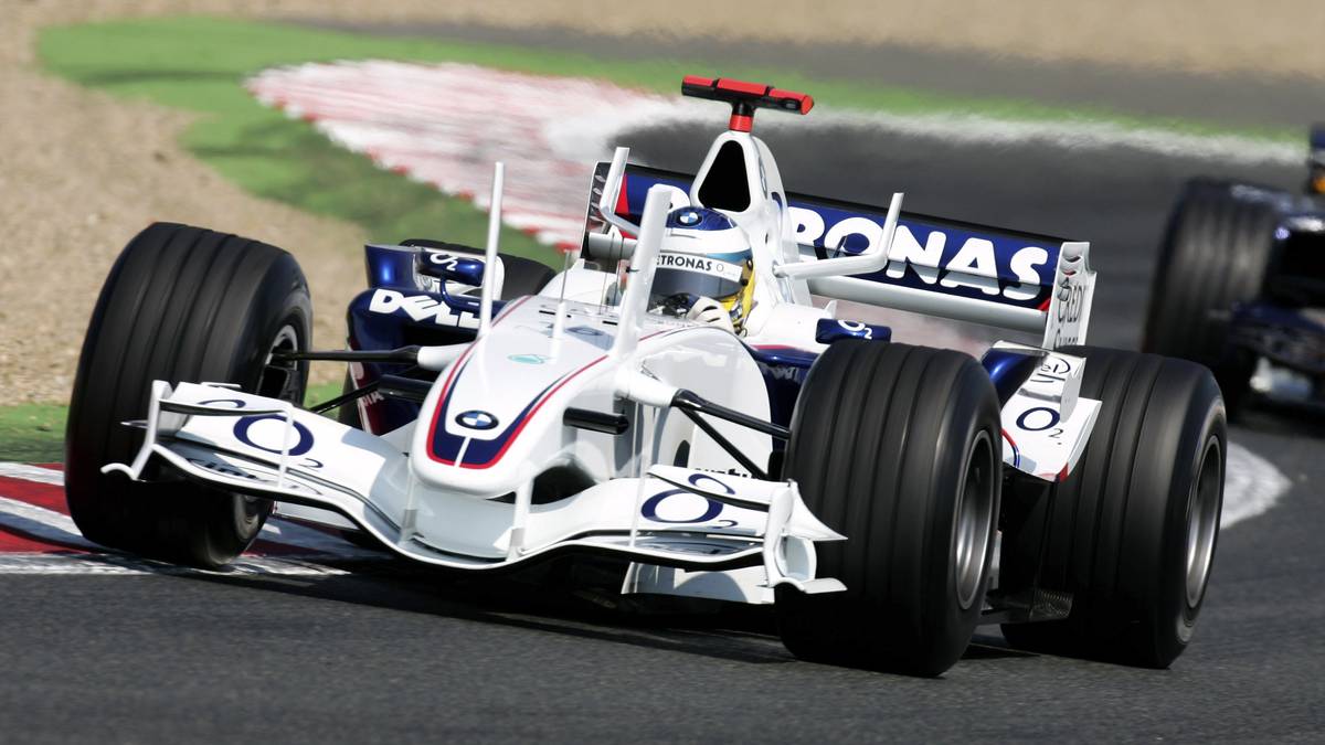 2006 baut man bei BMW Sauber dann zwei vertikale Finnen auf die Nase von Nick Heidfelds Wagen. Hintergrund: Die Finnen sollen die Luft in geregelte Bahnen lenken