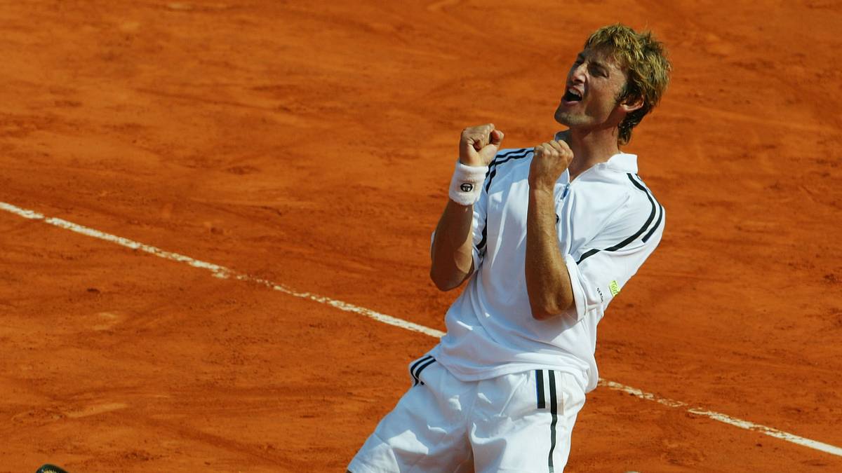 Juan Carlos Ferrero feiert den Titel bei den French Open 2003