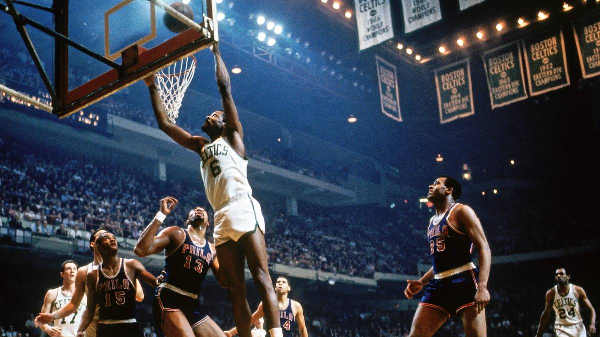 Los geht es in den wilden 60er-Jahren. Celtics Legende Bill Russell duelliert sich 1968 in den NBA-Semifinals mit Wilt Chamberlain und zwingt "Wilt the Stilt" in Spiel sieben. Philly hat den vermeintlichen Vorteil, denn die 76ers dürfen vor eigenem Publikum in Philadelphia ran