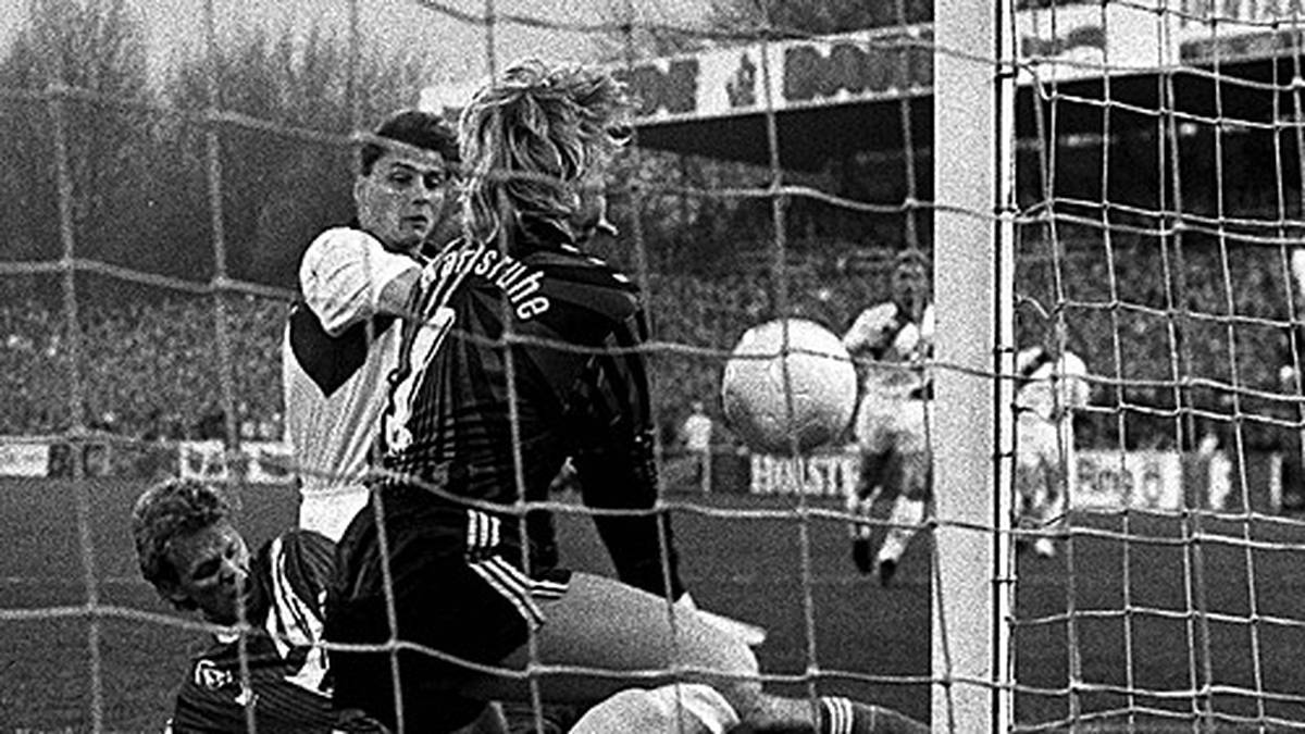 Dirk Zander (M.) benötigt beim 2:0 des FC St. Pauli über den Karlsruher SC am 12. April 1991 bloß eine Sekunde mehr. Bereits nach zwölf Sekunden überwindet der Verteidiger Oliver Kahn im Kasten der Badener.
                  
