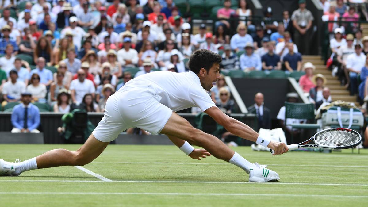 Novak Djokovic muss sich weniger für seinen Erstrundensieg strecken, als es das Bild vermuten lässt. Sein Gegner Martin Klizan verletzt sich im zweiten Satz und muss die Partie beenden