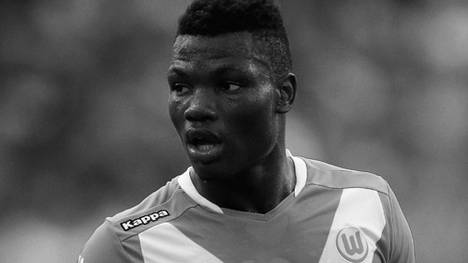 Junior Malanda im Trikot des VfL Wolfsburg (schwarz-weiß)