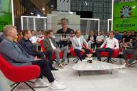 Die Expertenrunde im fenster.com EM Doppelpass diskutiert nach dem Ärger im deutschen Viertelfinale gegen Spanien ausgiebig über die Handregel. Der ehemalige Weltschiedsrichter Dr. Markus Merk bringt einen revolutionären Vorschlag ins Spiel.