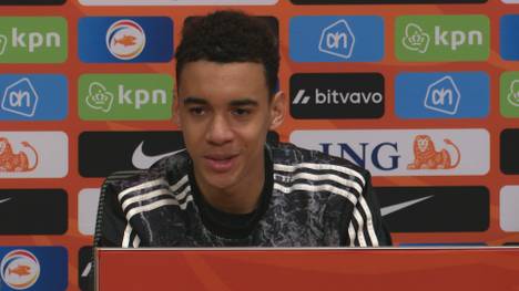 Jamal Musiala wird gegen die Niederlande ausgewechselt, danach kommt es zu einem längeren Gespräch an der Seitenlinie. Der Bayern-Star klärt auf, um was es da ging.