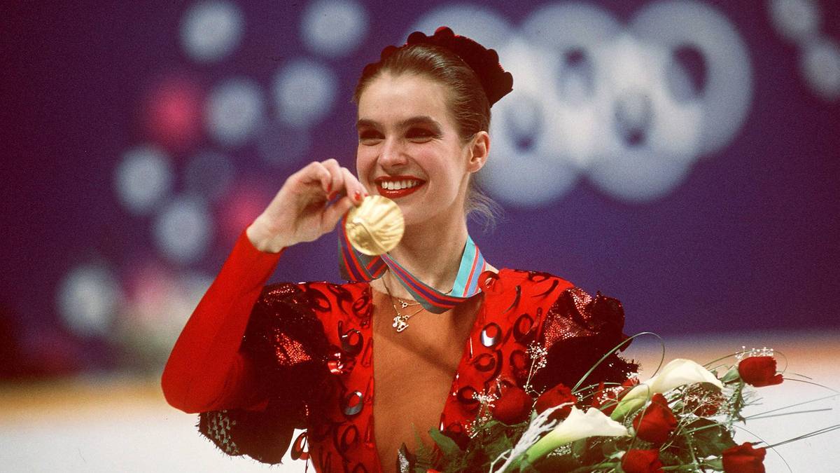 PLATZ 11 - KATARINA WITT: Feierte ihre größten Erfolge als Eiskunstläuferin zu DDR-Zeiten. 1984 und 1988 stand Witt bei Olympia auf dem obersten Treppchen, in dieser Zeit gewann sie auch vier Weltmeister-Titel. Nach einigen Jahren bei Holiday on Ice feierte sie 1994 ein umjubeltes Comeback und holte in Lillehammer Platz 6 unter der gesamtdeutschen Flagge