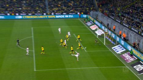 Der BVB-Verteidiger erlebt beim Wiedersehen mit seinem Ex-Klub VfB Stuttgart einen gebrauchten Tag. Ihm unterläuft ein Eigentor und er wird permanent von den Gäste-Fans ausgepfiffen. 