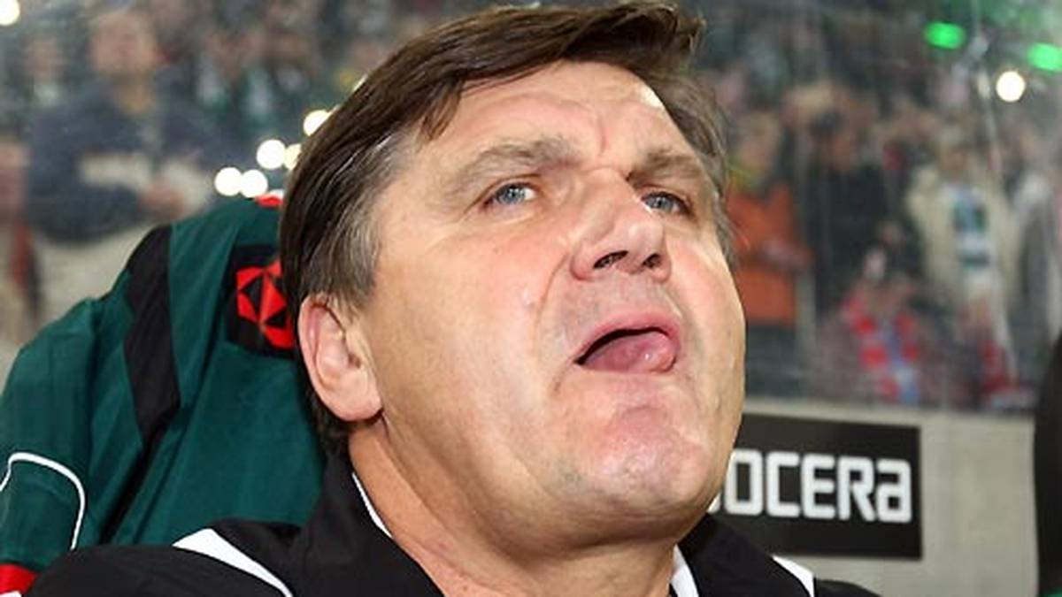 "Natürlich sind da welche richtig sauer auf mich. Denken Sie, der zwölfte Mann oder die, die auf die Tribüne müssen, kommen jeden Tag zu mir und bringen mir ein Körbchen Eier und wir treffen uns und küssen uns?" (auf die Frage nach der Stimmung in der Mannschaft)