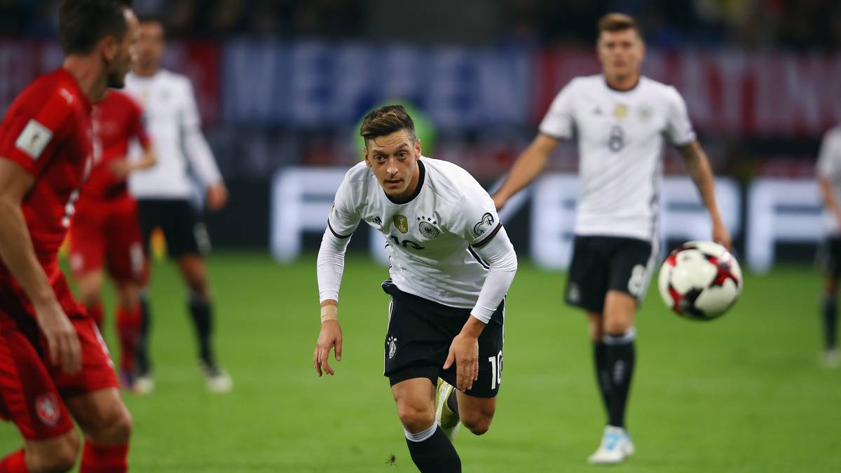 MESUT ÖZIL: Ob er beim Führungstreffer nach Götzes Vorarbeit noch dran war oder nicht - Özil sorgte auf jeden Fall für Verwirrung in Tschechiens Abwehr, sodass Müller den Ball ins lange Eck schieben konnte. Sehr guter Beginn, ließ im Spielverlauf aber nach.  SPORT1-Note:  2,5
