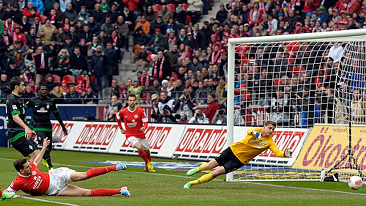 Am 30. März 2013 markiert Adam Szalai (u.) nach 12,5 Sekunden die Führung für den 1. FSV Mainz 05 gegen Werder Bremen, das später noch zum 1:1-Ausgleich kommt.
                  