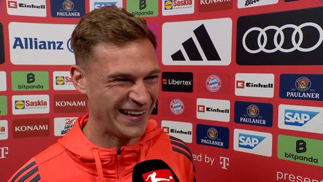 Bei der Meisterzeremonie des FC Bayern tauchte eine Kakadu-Statue auf - Kimmich und Kompany sprechen darüber.