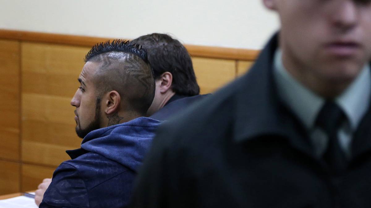 Im Sommer 2015 muss Vidal vor Gericht erscheinen. Verhandelt wird über einen Autounfall, an dem der "Lausbub" - wie Heynckes ihn einmal genannt hat - mit seinem kurz zuvor für 250.000 Euro erstandenen Ferrari in der Nähe der chilenischen Hauptstadt Santiago beteiligt war