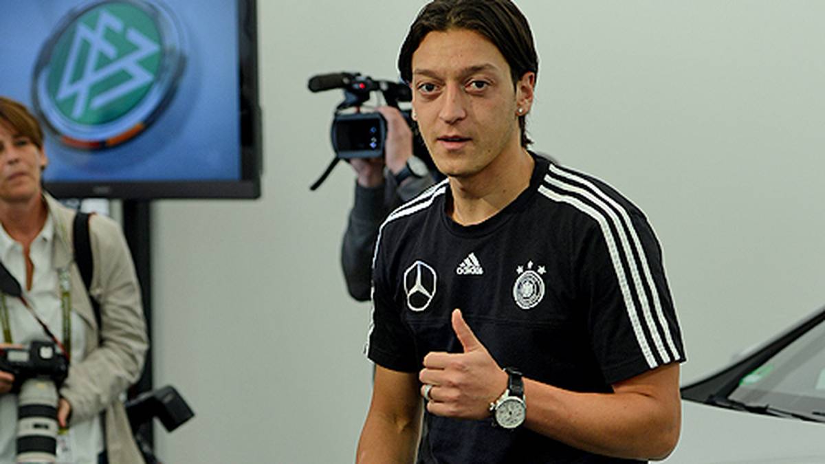Ganz ohne Positiv-Erlebnis endet die Saison für Özil aber doch nicht. Der Nationalspieler wechselt den Ausrüster und wird künftig statt mit Nike mit Adidas-Equipment auflaufen. Der Vertrag läuft bis 2020, Özil soll bis zu 25 Millionen Euro dafür erhalten, dass er künftig die Artikel des Sportartikelherstellers aus Herzogenaurach trägt