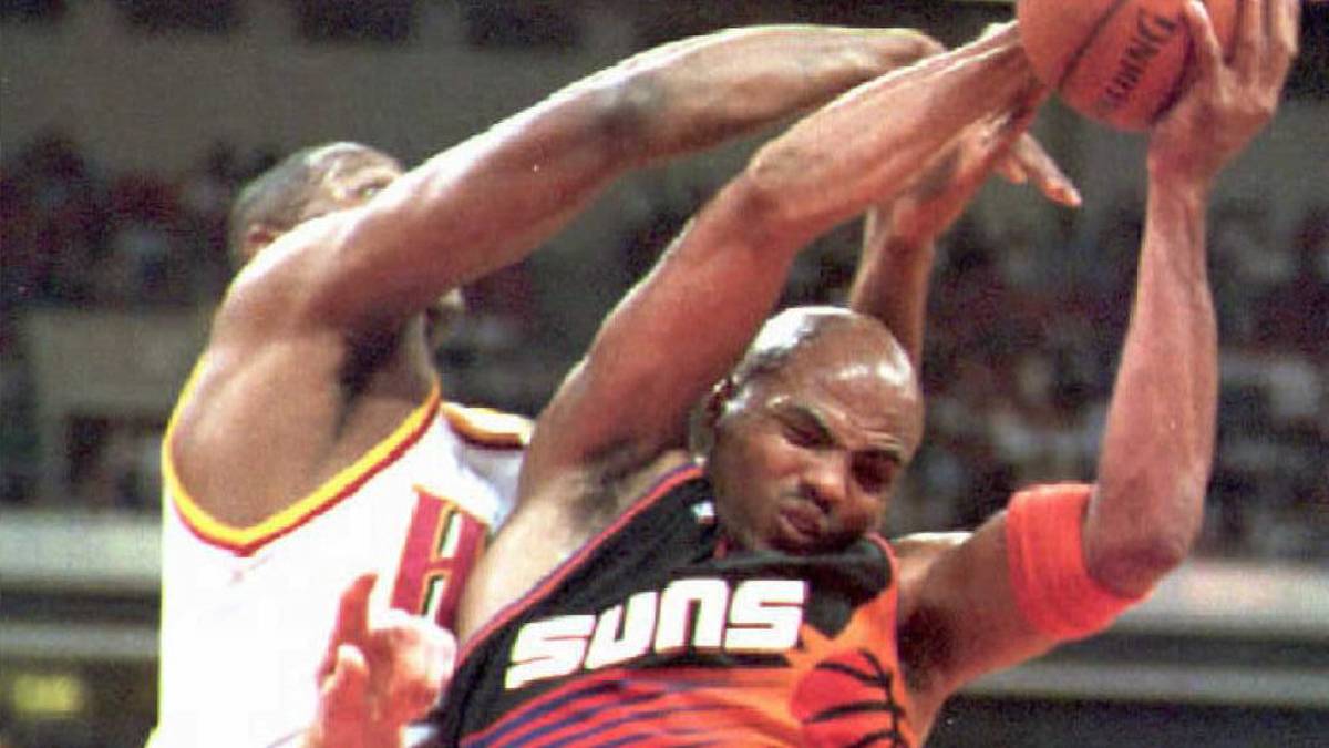 PLATZ 13: Auch das "Großmaul der NBA" war Teil eines bedeutenden Wechsels der NBA. Vier Spieler, unter anderem Sam Cassell und Robert Horry, schicken die Houston Rockets 1996 für Charles Barkley zu den Phoenix Suns. An der Seite von Clyde Drexler und Hakeem Olajuwon will sich "Sir Charles" seinen Traum von der Meisterschaft erfüllen - vergebens