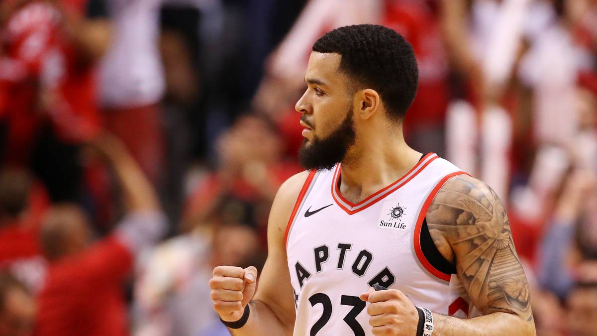 X-FAKTOR – FRED VANVLEET (Raptors): Nach schwachem Start in die Playoffs (vier Punkte pro Spiel, 25 Prozent Wurfquote) als Back-Up von Lowry, explodierte VanVleet nach der Geburt seines Sohnes regelrecht. Seit dem 20. Mai gelingen ihm auf einmal 16 Punkte pro Spiel bei einer brillanten Wurfquote von 68 Prozent. VanVleet muss abliefern, er ist der X-Faktor der Raptors