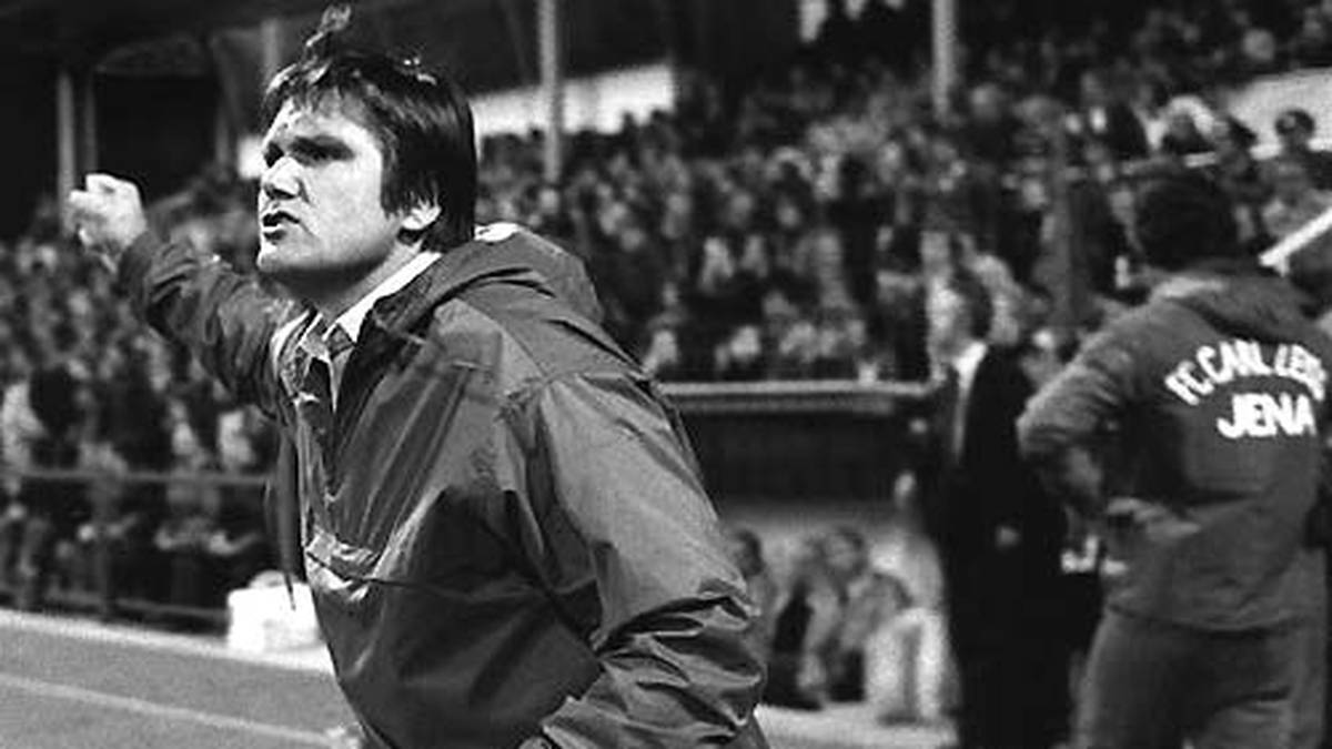 "Das Trainingsgelände war hier mein Heiligtum. Platzwart Erich Hage hat mit der Gartenschere das Unkraut gerupft. Wenn sich ein Rabe auf dem Rasen niedergelassen hatte, wurde der erschossen." (Über die Zeit in Jena)