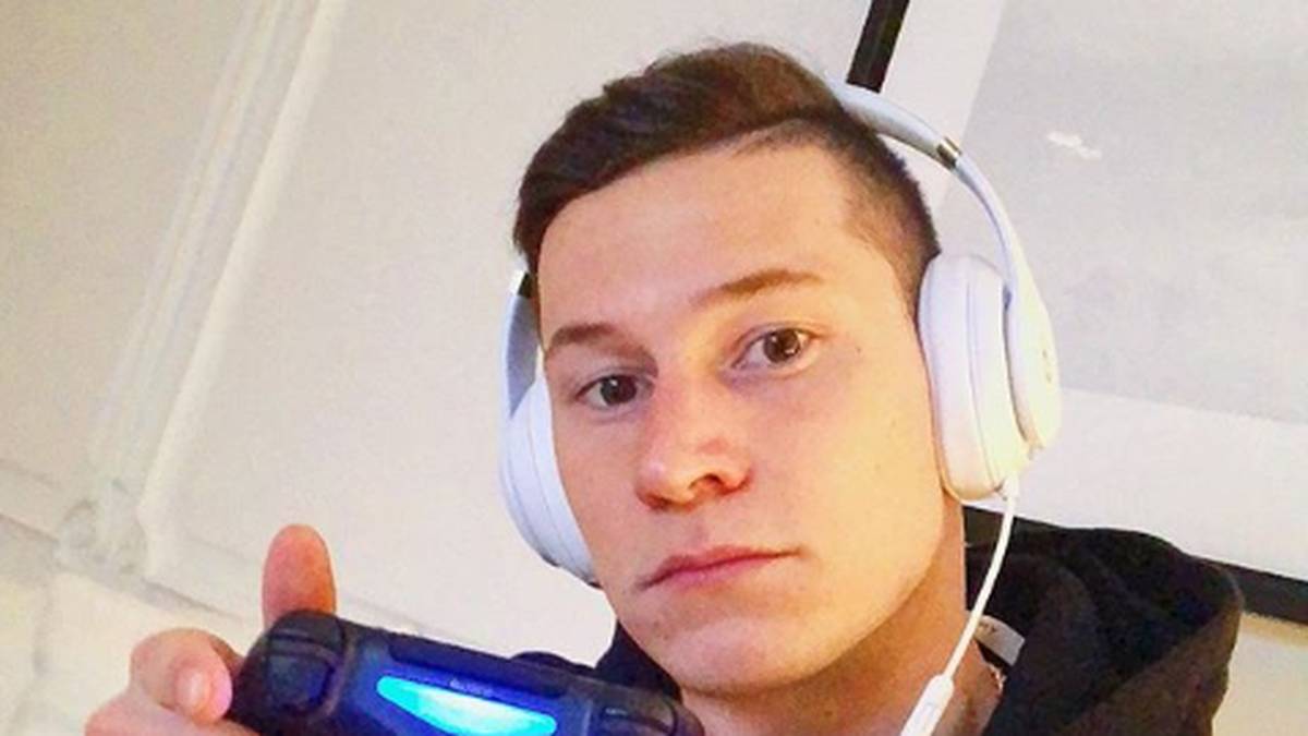 Auch zuhause in den eigenen vier Wänden zeigt sich der ehemalige Wolfsburger in stylischen Markenklamotten