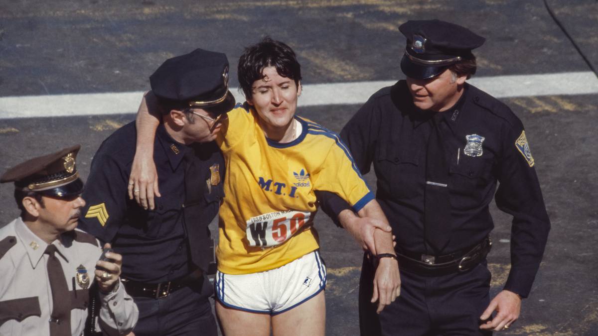 Marathonläuferin Rosie Ruiz nimmt sowohl beim New York Marathon 1979 als auch beim Boston Marathon 1980 eine Abkürzung. In New York fährt sie wohl mit der U-Bahn bis kurz vor das Ziel. Welche Abkürzung sie in Boston nimmt, ist bis heute nicht geklärt
