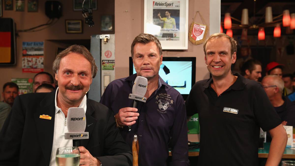 An der Seite von Moderator Thomas Helmer (M.) ist Peter Neururer (l.) regelmäßig Experte im SPORT1 Bitburger Fantalk