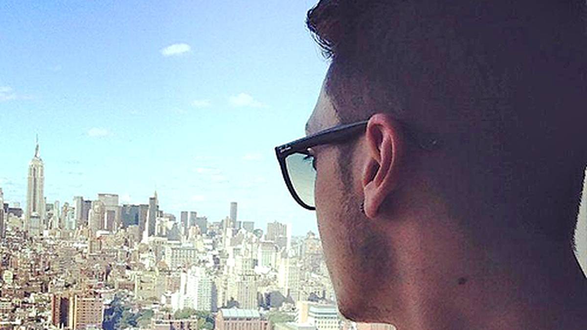 Zunächst scheint es, als ob Özil einen Sommer wie aus dem Bilderbuch erlebt. Neben dem Mega-Sponsorendeal genießt der Real-Regisseur den traumhaften Ausblick auf das Empire State Building in New York (Quelle: Facebook@Mesut Özil)